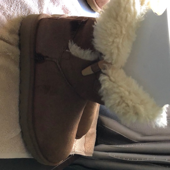 UGGS - Picture 3 of 3